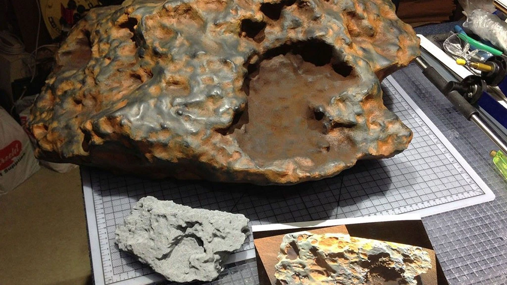 برش مقطعی از شهاب سنگ با پوسته‌ی سنگی